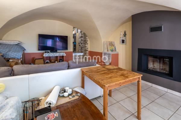 Maison de village avec cour et terrasse.