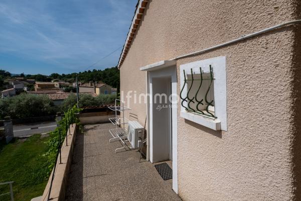 Maison de village avec cour et terrasse.
