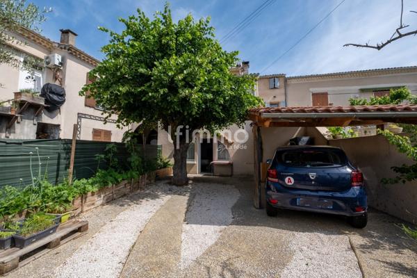 Maison de village avec cour et terrasse.