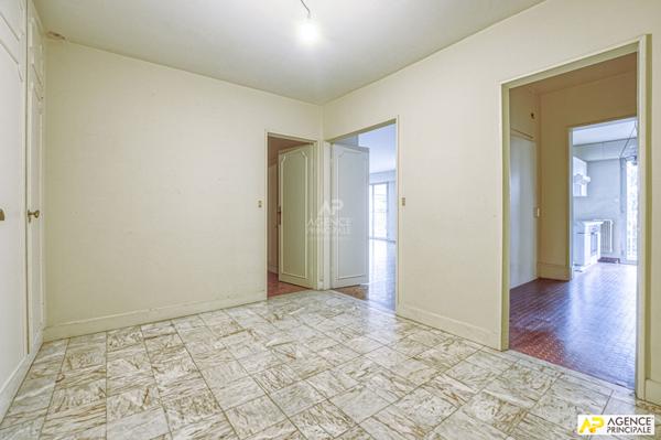 Montreuil - Appartement Versailles 4 pièce(s) 117.80 m2 - 2 -ème étage avec parking double €460 000 ** - Référence 27573