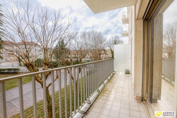 Montreuil - Appartement Versailles 4 pièce(s) 117.80 m2 - 2 -ème étage avec parking double €460 000 ** - Référence 27573