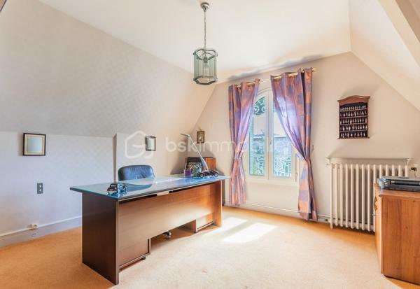 📍 À 2 minutes à pied du centre-ville, des commerces, écoles et transports.

Maison meulière de 163 m², édifiée sur une parcelle de 478 m².

🏠 Composition

Rez-de-chaussée :

Entrée
Salon
Salle à manger
Cuisine indépendante
WC séparés
Buanderie
Accès au sous-sol d’environ 40 m²

1er étage :

3 chambres
Salle de bains avec WC

2e étage :

3 chambres
Salle d’eau
🌳 Extérieur
Jardin sur parcelle de 478 m²
Stationnement privatif pour 2 véhicules en enfilade
⭐ Les + du bien
Maison meulière
163 m²
6 chambres
Jardin
Sous-sol d’environ 40 m²
2 places de stationnement
Centre-ville à 2 minutes à pied
Écoles, commerces et transports à proximité

Un bien familial idéalement situé au cœur d’Antony.