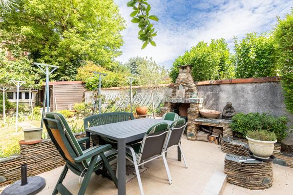 📍 À 2 minutes à pied du centre-ville, des commerces, écoles et transports.

Maison meulière de 163 m², édifiée sur une parcelle de 478 m².

🏠 Composition

Rez-de-chaussée :

Entrée
Salon
Salle à manger
Cuisine indépendante
WC séparés
Buanderie
Accès au sous-sol d’environ 40 m²

1er étage :

3 chambres
Salle de bains avec WC

2e étage :

3 chambres
Salle d’eau
🌳 Extérieur
Jardin sur parcelle de 478 m²
Stationnement privatif pour 2 véhicules en enfilade
⭐ Les + du bien
Maison meulière
163 m²
6 chambres
Jardin
Sous-sol d’environ 40 m²
2 places de stationnement
Centre-ville à 2 minutes à pied
Écoles, commerces et transports à proximité

Un bien familial idéalement situé au cœur d’Antony.