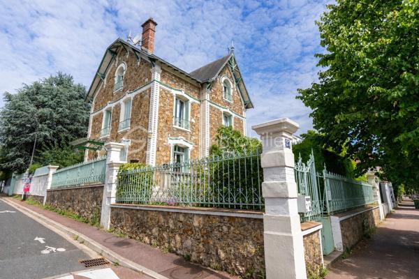 📍 À 2 minutes à pied du centre-ville, des commerces, écoles et transports.

Maison meulière de 163 m², édifiée sur une parcelle de 478 m².

🏠 Composition

Rez-de-chaussée :

Entrée
Salon
Salle à manger
Cuisine indépendante
WC séparés
Buanderie
Accès au sous-sol d’environ 40 m²

1er étage :

3 chambres
Salle de bains avec WC

2e étage :

3 chambres
Salle d’eau
🌳 Extérieur
Jardin sur parcelle de 478 m²
Stationnement privatif pour 2 véhicules en enfilade
⭐ Les + du bien
Maison meulière
163 m²
6 chambres
Jardin
Sous-sol d’environ 40 m²
2 places de stationnement
Centre-ville à 2 minutes à pied
Écoles, commerces et transports à proximité

Un bien familial idéalement situé au cœur d’Antony.