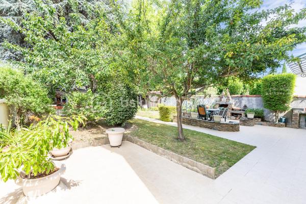 📍 À 2 minutes à pied du centre-ville, des commerces, écoles et transports.

Maison meulière de 163 m², édifiée sur une parcelle de 478 m².

🏠 Composition

Rez-de-chaussée :

Entrée
Salon
Salle à manger
Cuisine indépendante
WC séparés
Buanderie
Accès au sous-sol d’environ 40 m²

1er étage :

3 chambres
Salle de bains avec WC

2e étage :

3 chambres
Salle d’eau
🌳 Extérieur
Jardin sur parcelle de 478 m²
Stationnement privatif pour 2 véhicules en enfilade
⭐ Les + du bien
Maison meulière
163 m²
6 chambres
Jardin
Sous-sol d’environ 40 m²
2 places de stationnement
Centre-ville à 2 minutes à pied
Écoles, commerces et transports à proximité

Un bien familial idéalement situé au cœur d’Antony.