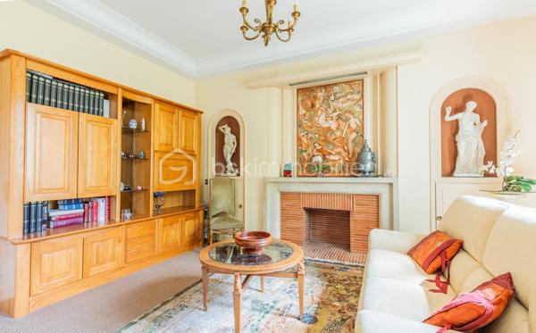 📍 À 2 minutes à pied du centre-ville, des commerces, écoles et transports.

Maison meulière de 163 m², édifiée sur une parcelle de 478 m².

🏠 Composition

Rez-de-chaussée :

Entrée
Salon
Salle à manger
Cuisine indépendante
WC séparés
Buanderie
Accès au sous-sol d’environ 40 m²

1er étage :

3 chambres
Salle de bains avec WC

2e étage :

3 chambres
Salle d’eau
🌳 Extérieur
Jardin sur parcelle de 478 m²
Stationnement privatif pour 2 véhicules en enfilade
⭐ Les + du bien
Maison meulière
163 m²
6 chambres
Jardin
Sous-sol d’environ 40 m²
2 places de stationnement
Centre-ville à 2 minutes à pied
Écoles, commerces et transports à proximité

Un bien familial idéalement situé au cœur d’Antony.