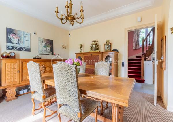 📍 À 2 minutes à pied du centre-ville, des commerces, écoles et transports.

Maison meulière de 163 m², édifiée sur une parcelle de 478 m².

🏠 Composition

Rez-de-chaussée :

Entrée
Salon
Salle à manger
Cuisine indépendante
WC séparés
Buanderie
Accès au sous-sol d’environ 40 m²

1er étage :

3 chambres
Salle de bains avec WC

2e étage :

3 chambres
Salle d’eau
🌳 Extérieur
Jardin sur parcelle de 478 m²
Stationnement privatif pour 2 véhicules en enfilade
⭐ Les + du bien
Maison meulière
163 m²
6 chambres
Jardin
Sous-sol d’environ 40 m²
2 places de stationnement
Centre-ville à 2 minutes à pied
Écoles, commerces et transports à proximité

Un bien familial idéalement situé au cœur d’Antony.