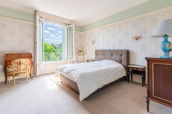 📍 À 2 minutes à pied du centre-ville, des commerces, écoles et transports.

Maison meulière de 163 m², édifiée sur une parcelle de 478 m².

🏠 Composition

Rez-de-chaussée :

Entrée
Salon
Salle à manger
Cuisine indépendante
WC séparés
Buanderie
Accès au sous-sol d’environ 40 m²

1er étage :

3 chambres
Salle de bains avec WC

2e étage :

3 chambres
Salle d’eau
🌳 Extérieur
Jardin sur parcelle de 478 m²
Stationnement privatif pour 2 véhicules en enfilade
⭐ Les + du bien
Maison meulière
163 m²
6 chambres
Jardin
Sous-sol d’environ 40 m²
2 places de stationnement
Centre-ville à 2 minutes à pied
Écoles, commerces et transports à proximité

Un bien familial idéalement situé au cœur d’Antony.