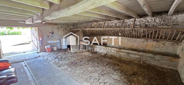 Fermette de bourg 109m², 900m² de terrain, gros volumes de dépendances.