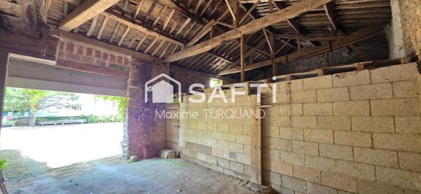 Fermette de bourg 109m², 900m² de terrain, gros volumes de dépendances.