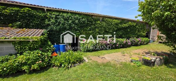 Fermette de bourg 109m², 900m² de terrain, gros volumes de dépendances.