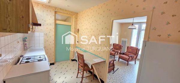 Fermette de bourg 109m², 900m² de terrain, gros volumes de dépendances.