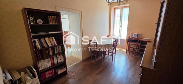 Fermette de bourg 109m², 900m² de terrain, gros volumes de dépendances.