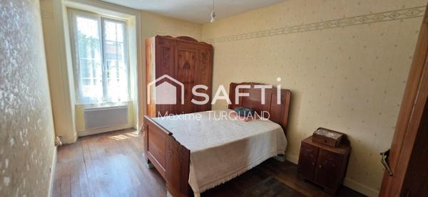 Fermette de bourg 109m², 900m² de terrain, gros volumes de dépendances.