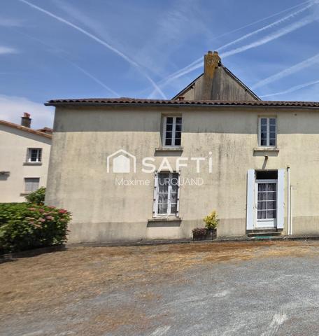 Fermette de bourg 109m², 900m² de terrain, gros volumes de dépendances.