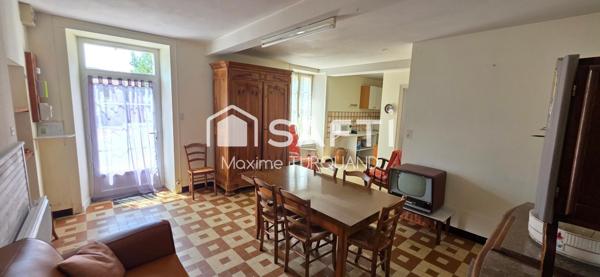 Fermette de bourg 109m², 900m² de terrain, gros volumes de dépendances.