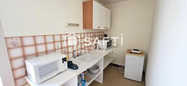 Fermette de bourg 109m², 900m² de terrain, gros volumes de dépendances.