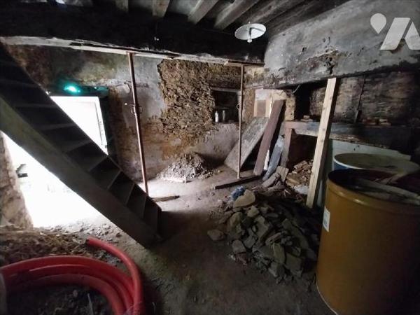 VITRE, maison en pierres à rénover en centre-ville. Cette bâtisse offre la possibilité de créer...