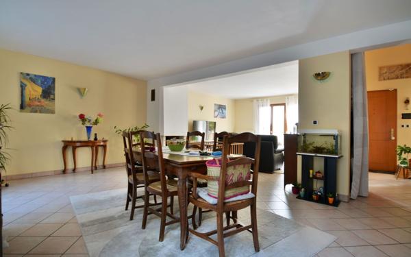 Maison à vendre    7 pièces •  Condé-Sainte-Libiaire