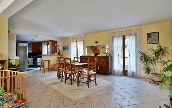 Maison à vendre    7 pièces •  Condé-Sainte-Libiaire