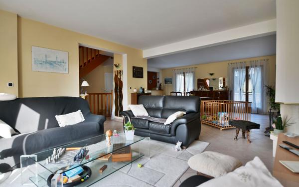 Maison à vendre    7 pièces •  Condé-Sainte-Libiaire