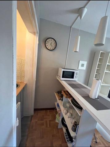 studio meublé GREOUX LES BAINS avec balcon