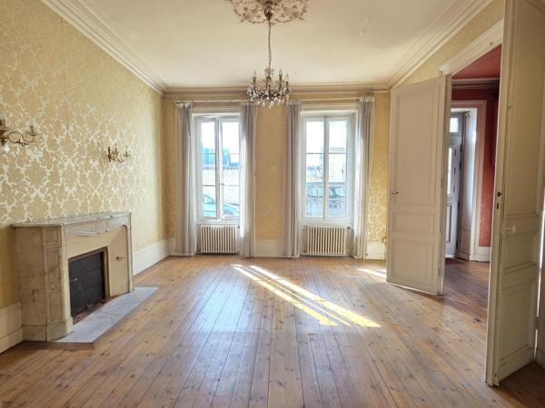 Maison à SAINT-JEAN-D'ANGELY, 17400 - 8 pièces 192m²