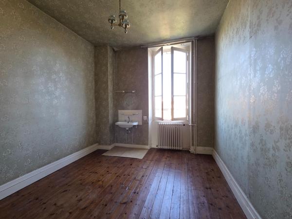 Maison à SAINT-JEAN-D'ANGELY, 17400 - 8 pièces 192m²