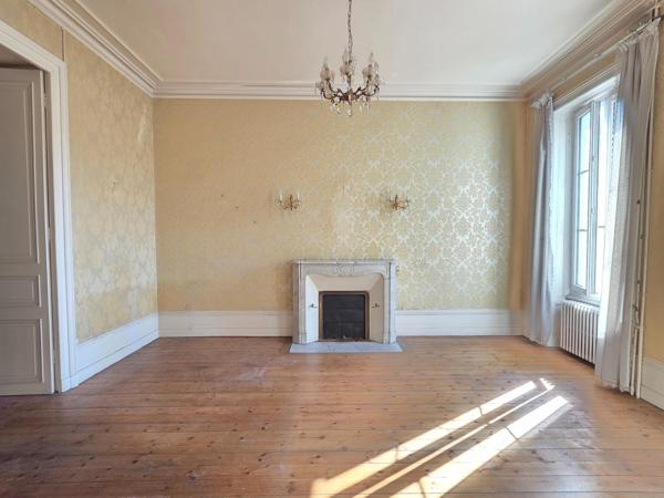 Maison à SAINT-JEAN-D'ANGELY, 17400 - 8 pièces 192m²