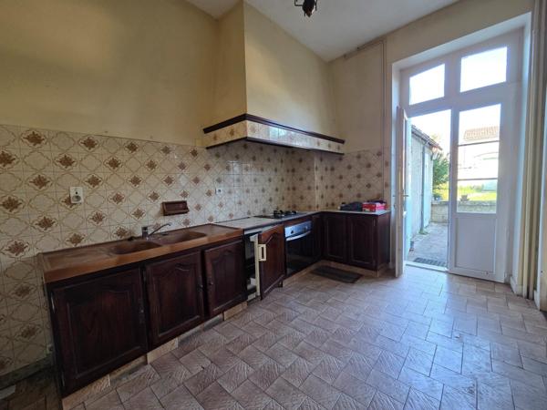 Maison à SAINT-JEAN-D'ANGELY, 17400 - 8 pièces 192m²