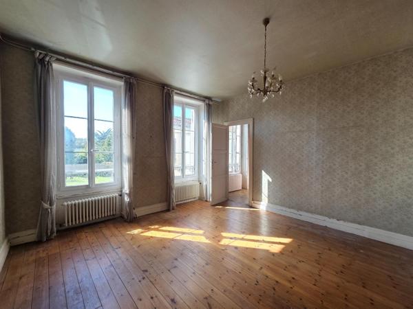 Maison à SAINT-JEAN-D'ANGELY, 17400 - 8 pièces 192m²