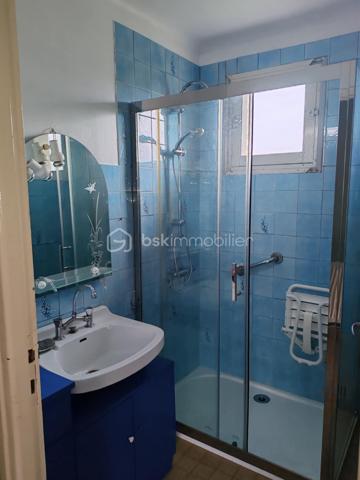 🏡 Maison de plain-pied avec sous-sol complet – Terrain de 770 m² – Beau potentiel
Claudine LEBELLOIS BSK Immobilier, vous propose à la vente cette maison individuelle implantée sur un terrain clos de 770 m², offrant de belles possibilités d'aménagement.
Construite sur un solide soubassement en silex, elle dispose d'un sous-sol complet et constitue une excellente opportunité pour un projet de rénovation.

La maison comprend :
•	Une entrée par un sas pouvant être aménagé en véranda, espace de rangement ou jardin d'hiver
•	Une cuisine indépendante aménagée et équipée
•	Un séjour lumineux d'environ 26 m² avec cheminée à insert et accès direct au jardin
•	Deux chambres avec parquet
•	Une salle d'eau avec douche à l'italienne
•	Un WC indépendant

Sous-sol complet
Accessible directement depuis la maison, il comprend :
•	Garage
•	Atelier
•	Buanderie
•	Cave
•	Chaufferie
Un espace idéal pour le stockage, le bricolage ou la création d'espaces supplémentaires.

Les atouts
✅ Maison entièrement de plain-pied
✅ Accès PMR grâce à une rampe bétonnée
✅ Séjour lumineux avec cheminée à insert
✅ 2 chambres
✅ Salle d'eau avec douche à l'italienne
✅ Volets roulants sur toutes les ouvertures
✅ Sous-sol complet
✅ Bâtiment annexe
✅ Terrain clos de 770 m²

Situation
Dans un environnement calme et verdoyant :
📍 Moins de 5 minutes des commerces de Saint-Georges-du-Vièvre
📍 10 minutes de Lieurey
📍 20 minutes de Pont-Audemer
Un bien à personnaliser selon vos envies
Quelques travaux de rénovation permettront de révéler tout le potentiel de cette maison, idéale pour une résidence principale, un premier achat ou un projet de retraite au calme.
📞 Pour tout renseignement ou organiser une visite, contactez :
Claudine LEBELLOIS
Conseillère Immobilier – BSK Immobilier
06 46 67 24 09