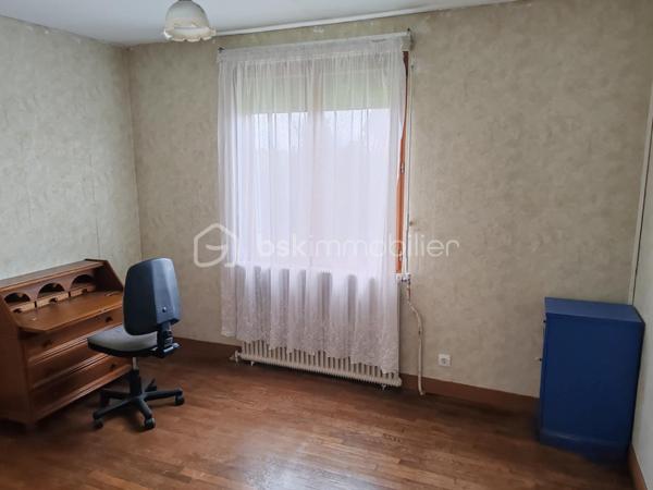 🏡 Maison de plain-pied avec sous-sol complet – Terrain de 770 m² – Beau potentiel
Claudine LEBELLOIS BSK Immobilier, vous propose à la vente cette maison individuelle implantée sur un terrain clos de 770 m², offrant de belles possibilités d'aménagement.
Construite sur un solide soubassement en silex, elle dispose d'un sous-sol complet et constitue une excellente opportunité pour un projet de rénovation.

La maison comprend :
•	Une entrée par un sas pouvant être aménagé en véranda, espace de rangement ou jardin d'hiver
•	Une cuisine indépendante aménagée et équipée
•	Un séjour lumineux d'environ 26 m² avec cheminée à insert et accès direct au jardin
•	Deux chambres avec parquet
•	Une salle d'eau avec douche à l'italienne
•	Un WC indépendant

Sous-sol complet
Accessible directement depuis la maison, il comprend :
•	Garage
•	Atelier
•	Buanderie
•	Cave
•	Chaufferie
Un espace idéal pour le stockage, le bricolage ou la création d'espaces supplémentaires.

Les atouts
✅ Maison entièrement de plain-pied
✅ Accès PMR grâce à une rampe bétonnée
✅ Séjour lumineux avec cheminée à insert
✅ 2 chambres
✅ Salle d'eau avec douche à l'italienne
✅ Volets roulants sur toutes les ouvertures
✅ Sous-sol complet
✅ Bâtiment annexe
✅ Terrain clos de 770 m²

Situation
Dans un environnement calme et verdoyant :
📍 Moins de 5 minutes des commerces de Saint-Georges-du-Vièvre
📍 10 minutes de Lieurey
📍 20 minutes de Pont-Audemer
Un bien à personnaliser selon vos envies
Quelques travaux de rénovation permettront de révéler tout le potentiel de cette maison, idéale pour une résidence principale, un premier achat ou un projet de retraite au calme.
📞 Pour tout renseignement ou organiser une visite, contactez :
Claudine LEBELLOIS
Conseillère Immobilier – BSK Immobilier
06 46 67 24 09