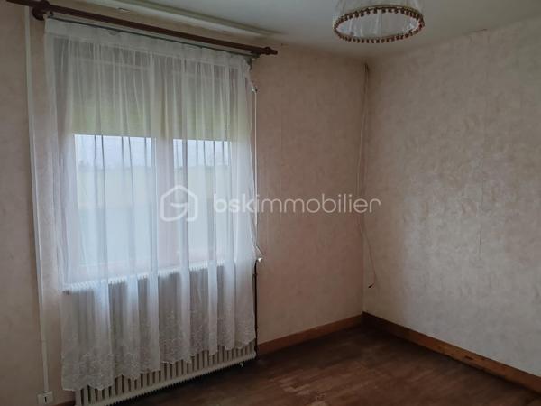 🏡 Maison de plain-pied avec sous-sol complet – Terrain de 770 m² – Beau potentiel
Claudine LEBELLOIS BSK Immobilier, vous propose à la vente cette maison individuelle implantée sur un terrain clos de 770 m², offrant de belles possibilités d'aménagement.
Construite sur un solide soubassement en silex, elle dispose d'un sous-sol complet et constitue une excellente opportunité pour un projet de rénovation.

La maison comprend :
•	Une entrée par un sas pouvant être aménagé en véranda, espace de rangement ou jardin d'hiver
•	Une cuisine indépendante aménagée et équipée
•	Un séjour lumineux d'environ 26 m² avec cheminée à insert et accès direct au jardin
•	Deux chambres avec parquet
•	Une salle d'eau avec douche à l'italienne
•	Un WC indépendant

Sous-sol complet
Accessible directement depuis la maison, il comprend :
•	Garage
•	Atelier
•	Buanderie
•	Cave
•	Chaufferie
Un espace idéal pour le stockage, le bricolage ou la création d'espaces supplémentaires.

Les atouts
✅ Maison entièrement de plain-pied
✅ Accès PMR grâce à une rampe bétonnée
✅ Séjour lumineux avec cheminée à insert
✅ 2 chambres
✅ Salle d'eau avec douche à l'italienne
✅ Volets roulants sur toutes les ouvertures
✅ Sous-sol complet
✅ Bâtiment annexe
✅ Terrain clos de 770 m²

Situation
Dans un environnement calme et verdoyant :
📍 Moins de 5 minutes des commerces de Saint-Georges-du-Vièvre
📍 10 minutes de Lieurey
📍 20 minutes de Pont-Audemer
Un bien à personnaliser selon vos envies
Quelques travaux de rénovation permettront de révéler tout le potentiel de cette maison, idéale pour une résidence principale, un premier achat ou un projet de retraite au calme.
📞 Pour tout renseignement ou organiser une visite, contactez :
Claudine LEBELLOIS
Conseillère Immobilier – BSK Immobilier
06 46 67 24 09