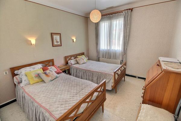 A VENDRE MAISON DE VILLE F4/5 SUR TERRAIN 3 FACES AU COEUR DU VILLAGE