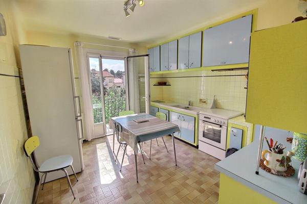 A VENDRE MAISON DE VILLE F4/5 SUR TERRAIN 3 FACES AU COEUR DU VILLAGE