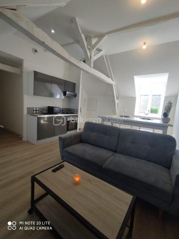 Kévin Landrin BSK Immobilie rvous présente : 

À la recherche d’un appartement fonctionnel, lumineux et prêt à vivre à quelques minutes de Rennes ?
Découvrez ce T3 de 49,14 m² situé au 2ème et dernier étage d’une petite copropriété au calme, à Pacé.

Les atouts du bien :

• Séjour lumineux de 20 m² exposé Ouest ☀️
• 2 chambres confortables
• Cuisine aménagée et équipée
• Salle de bains + WC
• Fenêtres PVC double vitrage
• Bon état général
• Appartement vendu avec les meubles (valeur env. 2 000 €)

📍 Emplacement recherché :
• Commerces à seulement 1 km
• Arrêts de bus à 2 minutes à pied
• Environnement calme tout en restant proche des commodités

Un appartement idéal pour :
✔ Premier achat
✔ Investissement locatif
✔ Pied-à-terre proche de Rennes