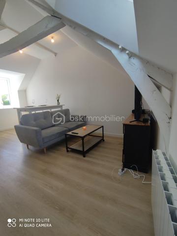 Kévin Landrin BSK Immobilie rvous présente : 

À la recherche d’un appartement fonctionnel, lumineux et prêt à vivre à quelques minutes de Rennes ?
Découvrez ce T3 de 49,14 m² situé au 2ème et dernier étage d’une petite copropriété au calme, à Pacé.

Les atouts du bien :

• Séjour lumineux de 20 m² exposé Ouest ☀️
• 2 chambres confortables
• Cuisine aménagée et équipée
• Salle de bains + WC
• Fenêtres PVC double vitrage
• Bon état général
• Appartement vendu avec les meubles (valeur env. 2 000 €)

📍 Emplacement recherché :
• Commerces à seulement 1 km
• Arrêts de bus à 2 minutes à pied
• Environnement calme tout en restant proche des commodités

Un appartement idéal pour :
✔ Premier achat
✔ Investissement locatif
✔ Pied-à-terre proche de Rennes