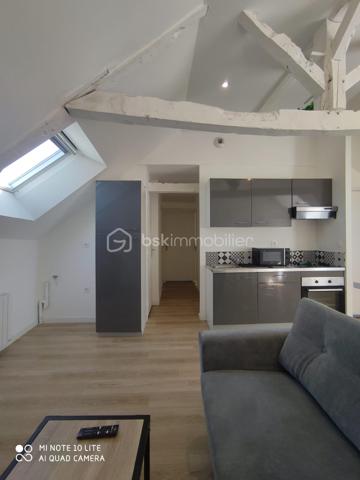 Kévin Landrin BSK Immobilie rvous présente : 

À la recherche d’un appartement fonctionnel, lumineux et prêt à vivre à quelques minutes de Rennes ?
Découvrez ce T3 de 49,14 m² situé au 2ème et dernier étage d’une petite copropriété au calme, à Pacé.

Les atouts du bien :

• Séjour lumineux de 20 m² exposé Ouest ☀️
• 2 chambres confortables
• Cuisine aménagée et équipée
• Salle de bains + WC
• Fenêtres PVC double vitrage
• Bon état général
• Appartement vendu avec les meubles (valeur env. 2 000 €)

📍 Emplacement recherché :
• Commerces à seulement 1 km
• Arrêts de bus à 2 minutes à pied
• Environnement calme tout en restant proche des commodités

Un appartement idéal pour :
✔ Premier achat
✔ Investissement locatif
✔ Pied-à-terre proche de Rennes