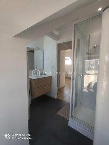 Kévin Landrin BSK Immobilie rvous présente : 

À la recherche d’un appartement fonctionnel, lumineux et prêt à vivre à quelques minutes de Rennes ?
Découvrez ce T3 de 49,14 m² situé au 2ème et dernier étage d’une petite copropriété au calme, à Pacé.

Les atouts du bien :

• Séjour lumineux de 20 m² exposé Ouest ☀️
• 2 chambres confortables
• Cuisine aménagée et équipée
• Salle de bains + WC
• Fenêtres PVC double vitrage
• Bon état général
• Appartement vendu avec les meubles (valeur env. 2 000 €)

📍 Emplacement recherché :
• Commerces à seulement 1 km
• Arrêts de bus à 2 minutes à pied
• Environnement calme tout en restant proche des commodités

Un appartement idéal pour :
✔ Premier achat
✔ Investissement locatif
✔ Pied-à-terre proche de Rennes