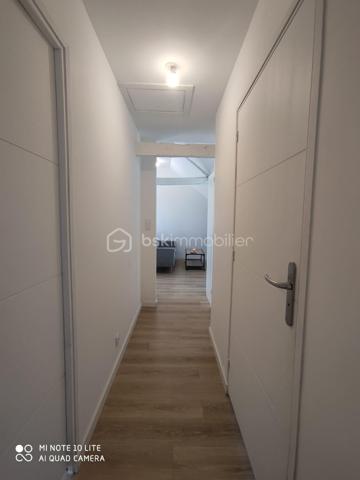 Kévin Landrin BSK Immobilie rvous présente : 

À la recherche d’un appartement fonctionnel, lumineux et prêt à vivre à quelques minutes de Rennes ?
Découvrez ce T3 de 49,14 m² situé au 2ème et dernier étage d’une petite copropriété au calme, à Pacé.

Les atouts du bien :

• Séjour lumineux de 20 m² exposé Ouest ☀️
• 2 chambres confortables
• Cuisine aménagée et équipée
• Salle de bains + WC
• Fenêtres PVC double vitrage
• Bon état général
• Appartement vendu avec les meubles (valeur env. 2 000 €)

📍 Emplacement recherché :
• Commerces à seulement 1 km
• Arrêts de bus à 2 minutes à pied
• Environnement calme tout en restant proche des commodités

Un appartement idéal pour :
✔ Premier achat
✔ Investissement locatif
✔ Pied-à-terre proche de Rennes