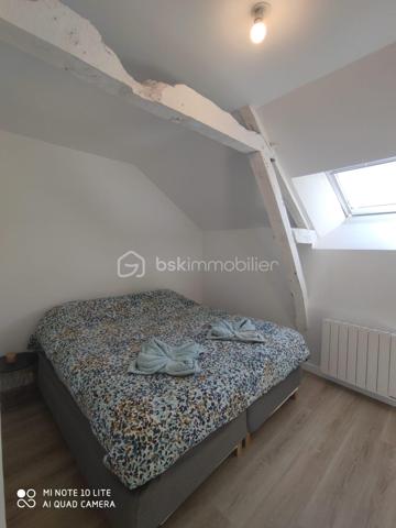 Kévin Landrin BSK Immobilie rvous présente : 

À la recherche d’un appartement fonctionnel, lumineux et prêt à vivre à quelques minutes de Rennes ?
Découvrez ce T3 de 49,14 m² situé au 2ème et dernier étage d’une petite copropriété au calme, à Pacé.

Les atouts du bien :

• Séjour lumineux de 20 m² exposé Ouest ☀️
• 2 chambres confortables
• Cuisine aménagée et équipée
• Salle de bains + WC
• Fenêtres PVC double vitrage
• Bon état général
• Appartement vendu avec les meubles (valeur env. 2 000 €)

📍 Emplacement recherché :
• Commerces à seulement 1 km
• Arrêts de bus à 2 minutes à pied
• Environnement calme tout en restant proche des commodités

Un appartement idéal pour :
✔ Premier achat
✔ Investissement locatif
✔ Pied-à-terre proche de Rennes