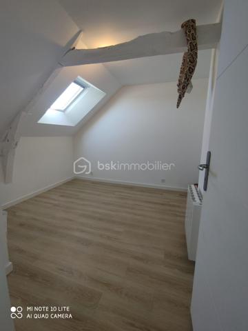 Kévin Landrin BSK Immobilie rvous présente : 

À la recherche d’un appartement fonctionnel, lumineux et prêt à vivre à quelques minutes de Rennes ?
Découvrez ce T3 de 49,14 m² situé au 2ème et dernier étage d’une petite copropriété au calme, à Pacé.

Les atouts du bien :

• Séjour lumineux de 20 m² exposé Ouest ☀️
• 2 chambres confortables
• Cuisine aménagée et équipée
• Salle de bains + WC
• Fenêtres PVC double vitrage
• Bon état général
• Appartement vendu avec les meubles (valeur env. 2 000 €)

📍 Emplacement recherché :
• Commerces à seulement 1 km
• Arrêts de bus à 2 minutes à pied
• Environnement calme tout en restant proche des commodités

Un appartement idéal pour :
✔ Premier achat
✔ Investissement locatif
✔ Pied-à-terre proche de Rennes