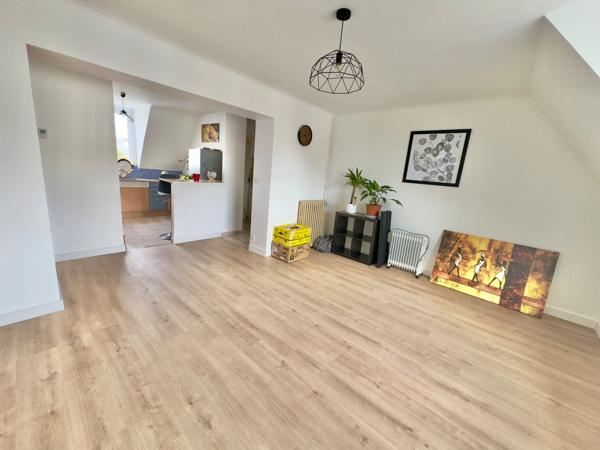 BREST, PLACE DD STRASBOURG, RARE, APT T2, BAIGNOIRE, GARAGE, CAVE, FAIBLES CHARGES, DERNIER ETAGE