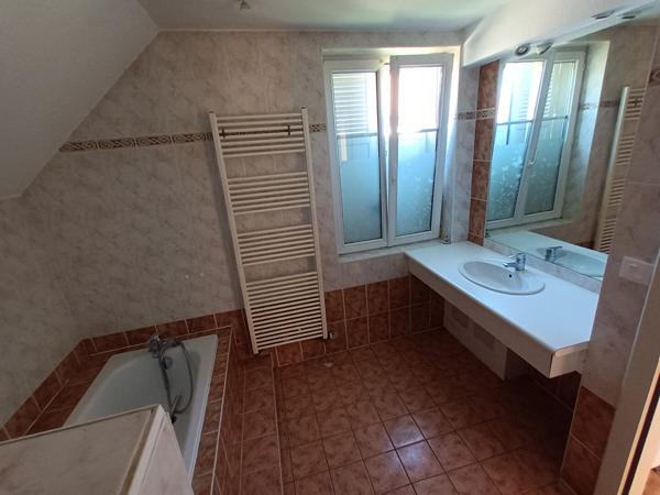 Maison avec dépendances sur 7 ares de terrain