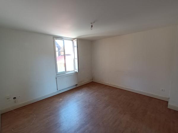 Maison avec dépendances sur 7 ares de terrain