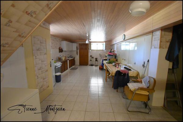 Ensemble immobilier, une maison, trois granges, deux ateliers, 24 hectare de terres.