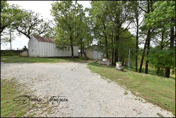 Ensemble immobilier, une maison, trois granges, deux ateliers, 24 hectare de terres.