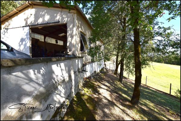 Ensemble immobilier, une maison, trois granges, deux ateliers, 24 hectare de terres.