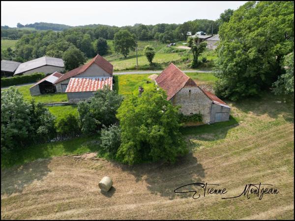 Ensemble immobilier, une maison, trois granges, deux ateliers, 24 hectare de terres.